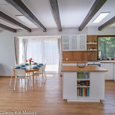 Czarny Kot Mazury Dom Caloroczny Casa vacanze Malkinie