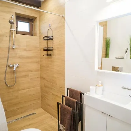 Czarny Kot Mazury Dom Caloroczny * Malkinie